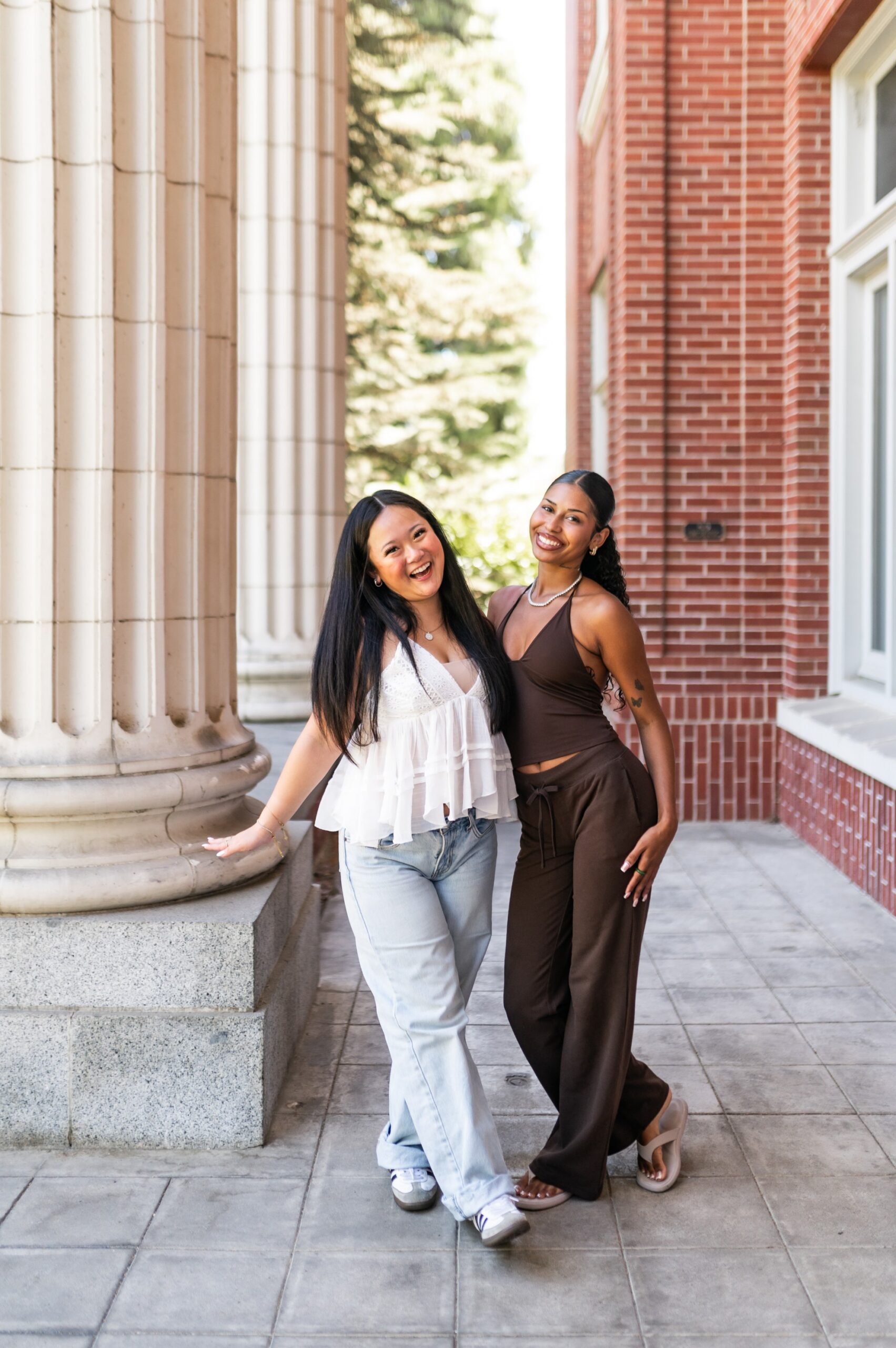 Two girls hanging out in front of Johnson Hall on the University of Oregon campus